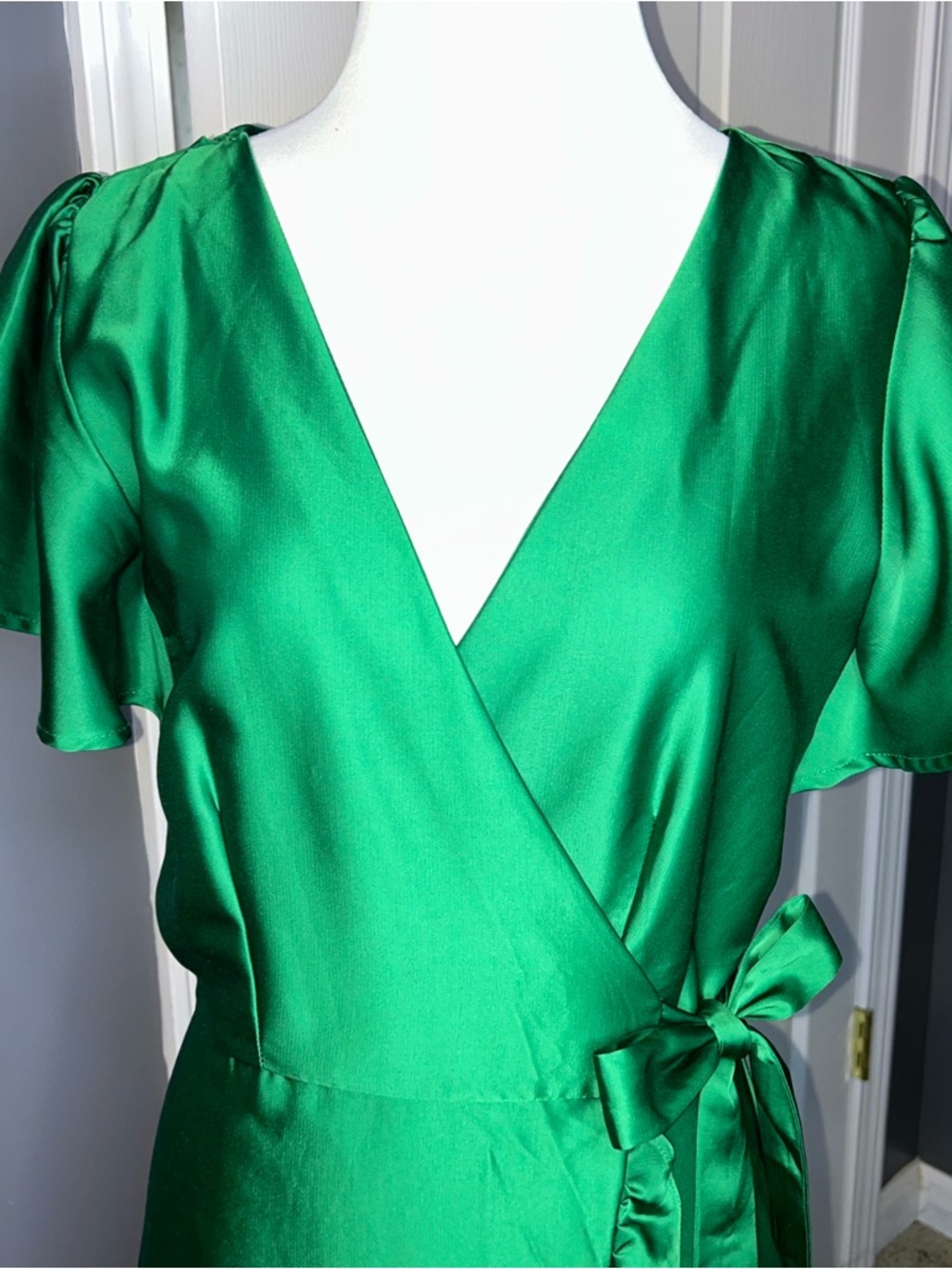 Mi Ami Kelly Emerald Green Satin Wrap Flutter Sleeve Midi Dress Size Medium - Picture 3 of 5